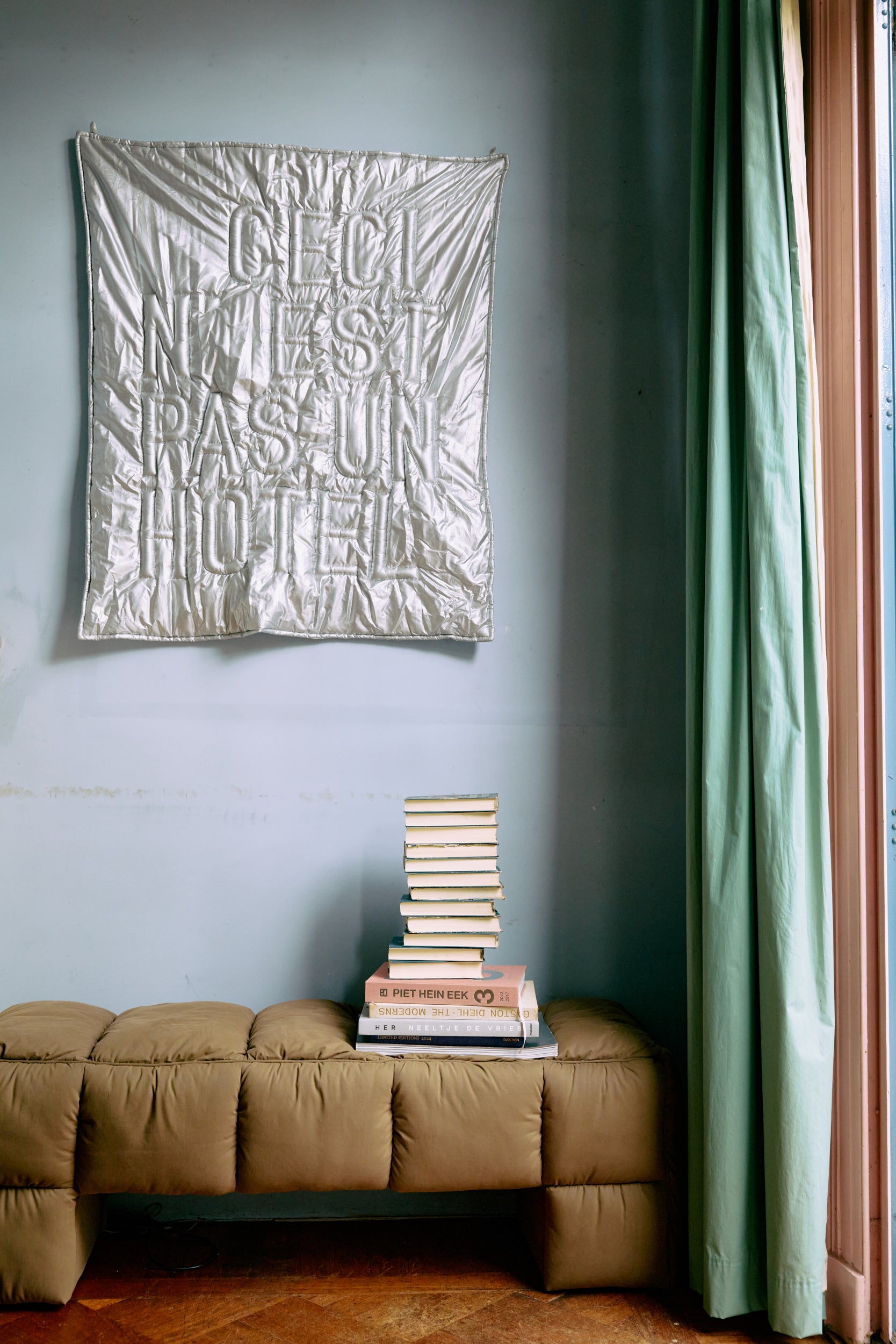 Wall art 'Ceci n'est pas un hôtel' - ambient