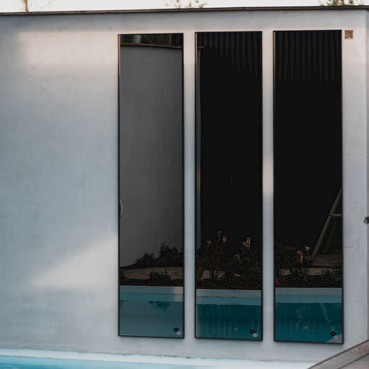 Lucka Outdoor Black Hall - wall