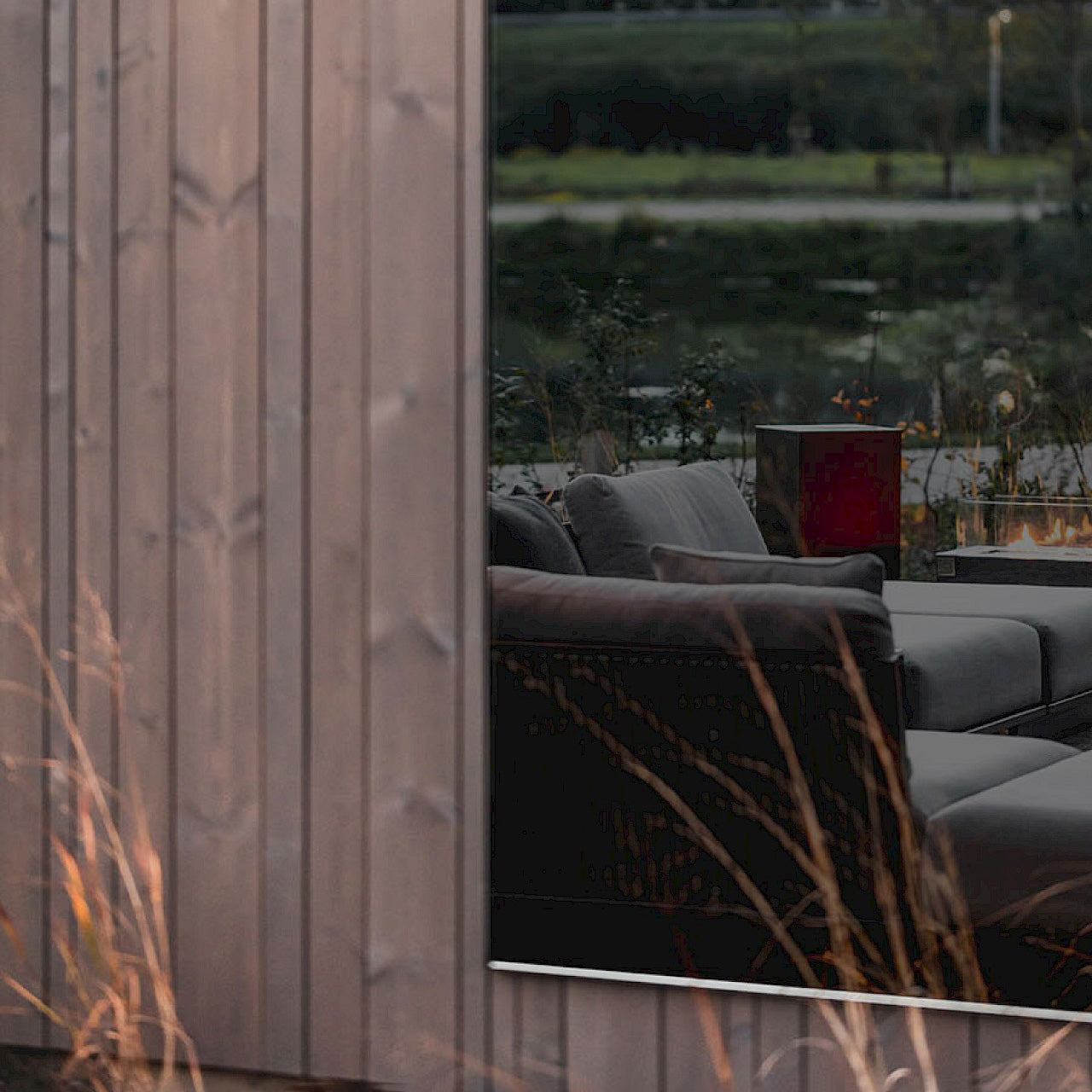 Lucka Outdoor Black XL - wall