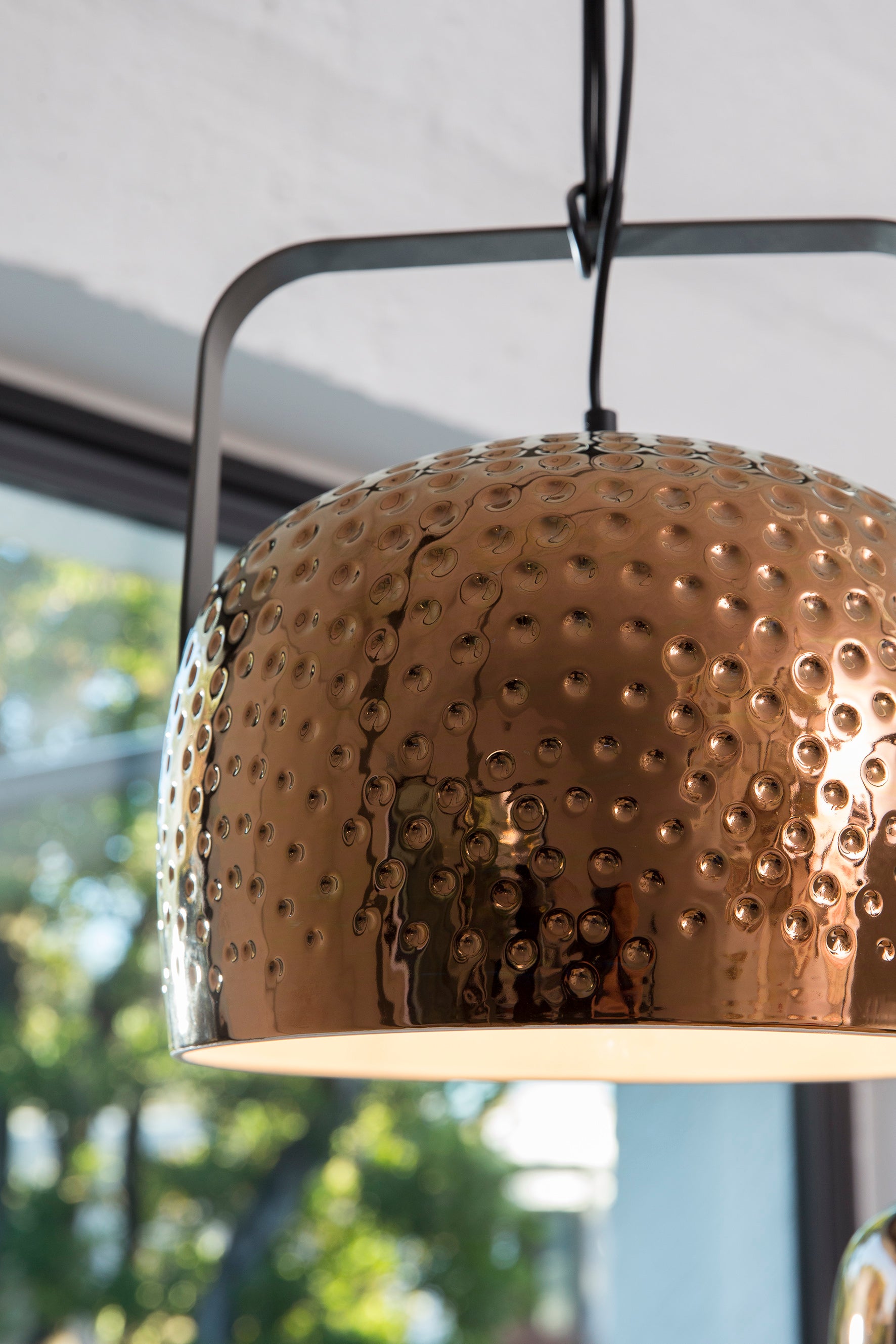 Bag susp bronze texture - lifestyle
