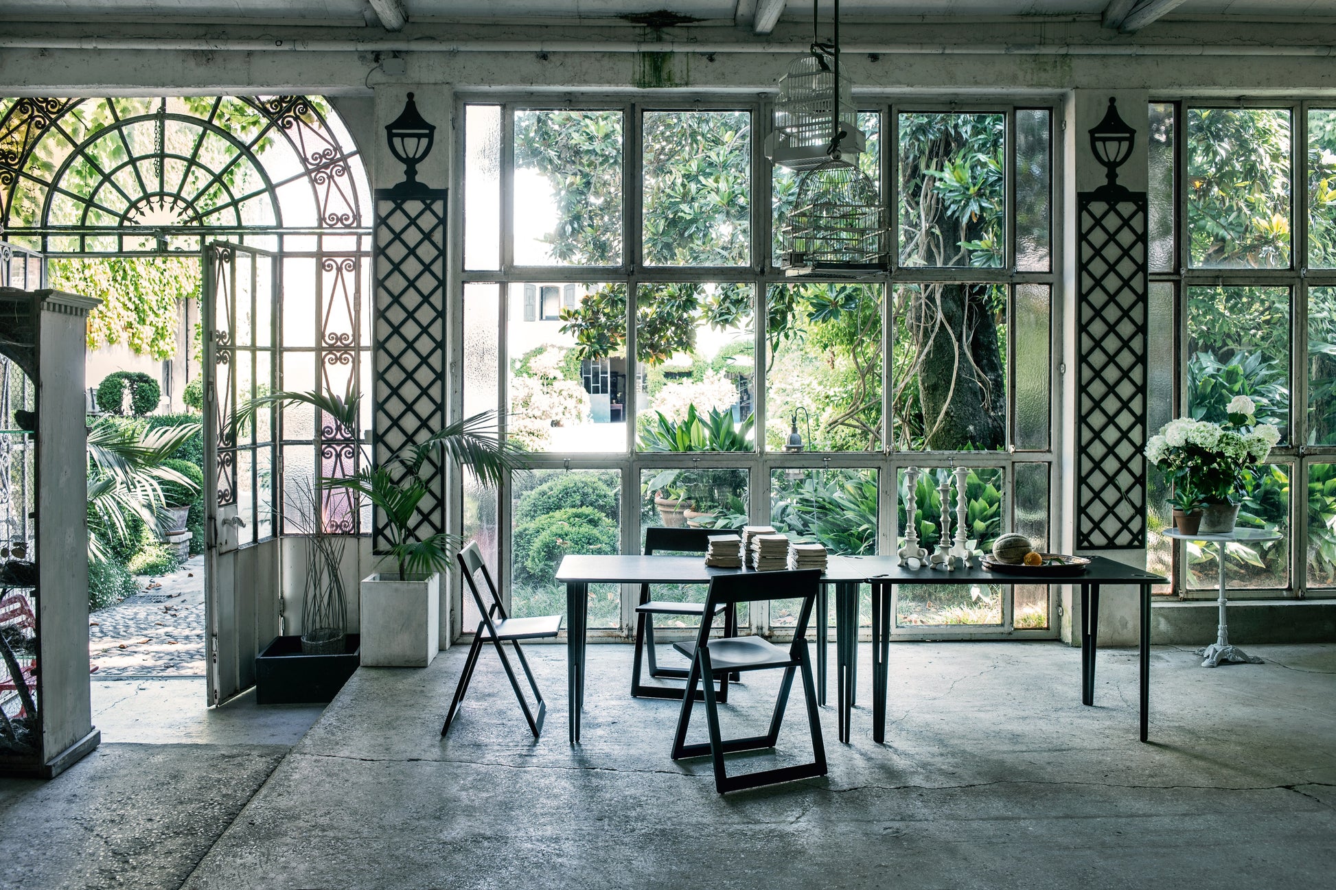 Aviva chair black - lifestyle