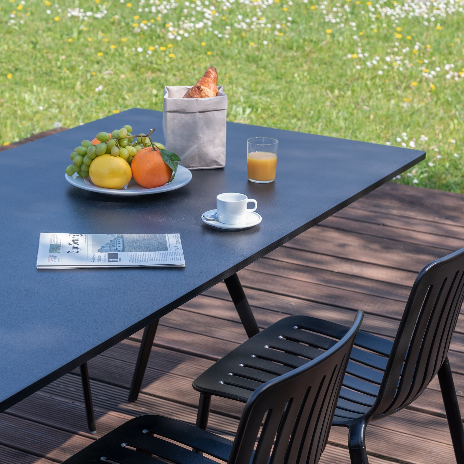 Plato chair black - lifestyle