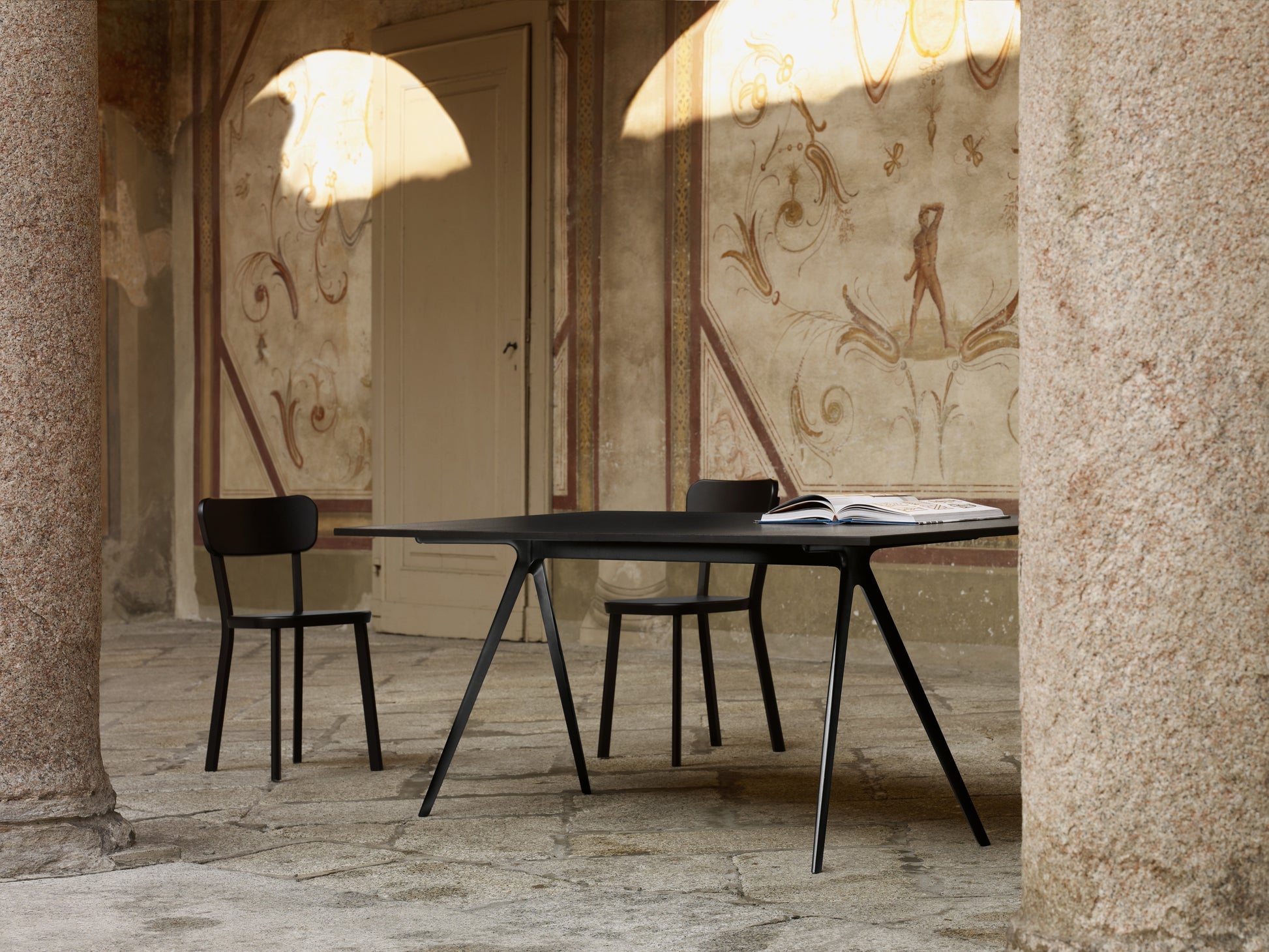 Baguette table black - lifestyle