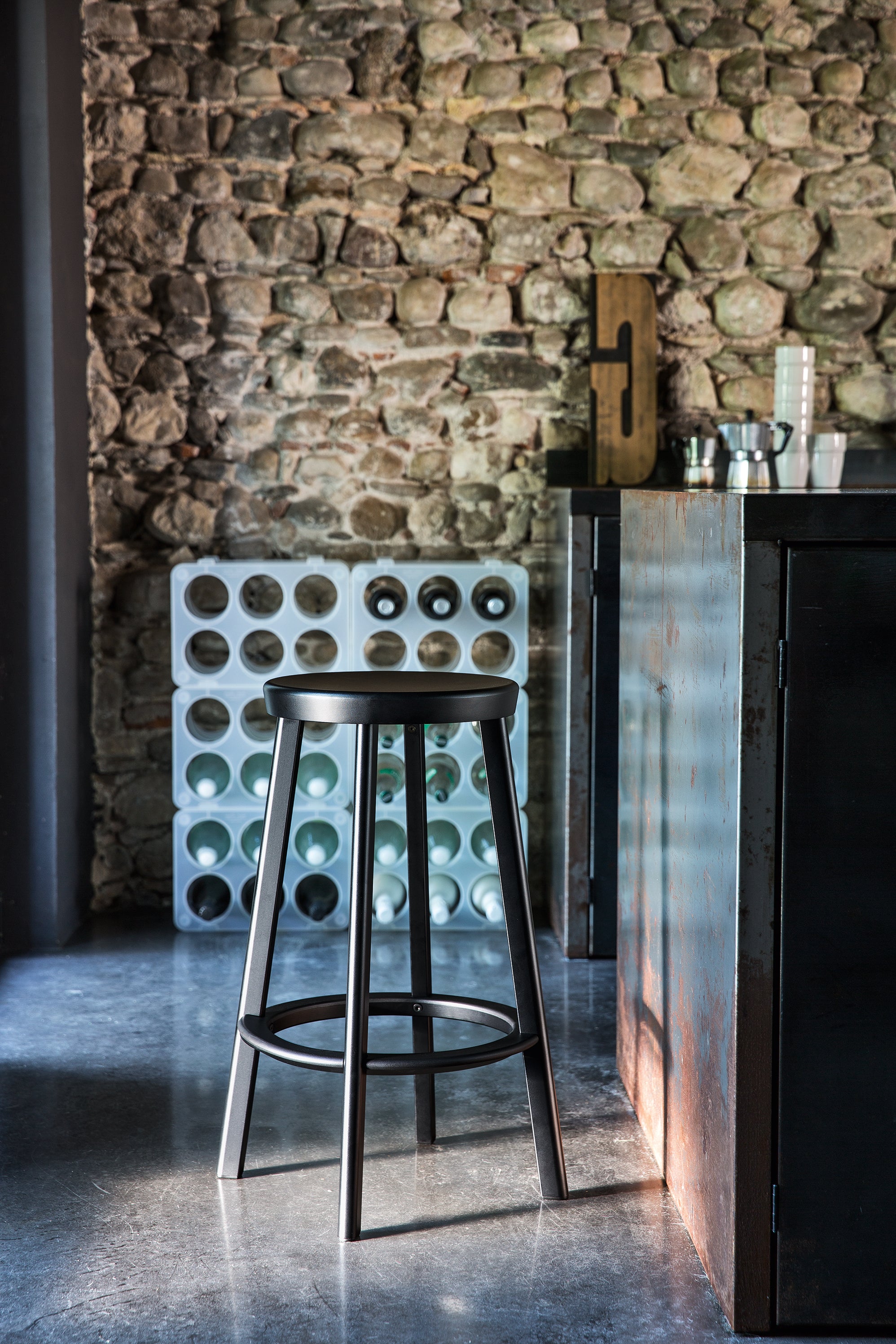 Deja-vu stool black - lifestyle