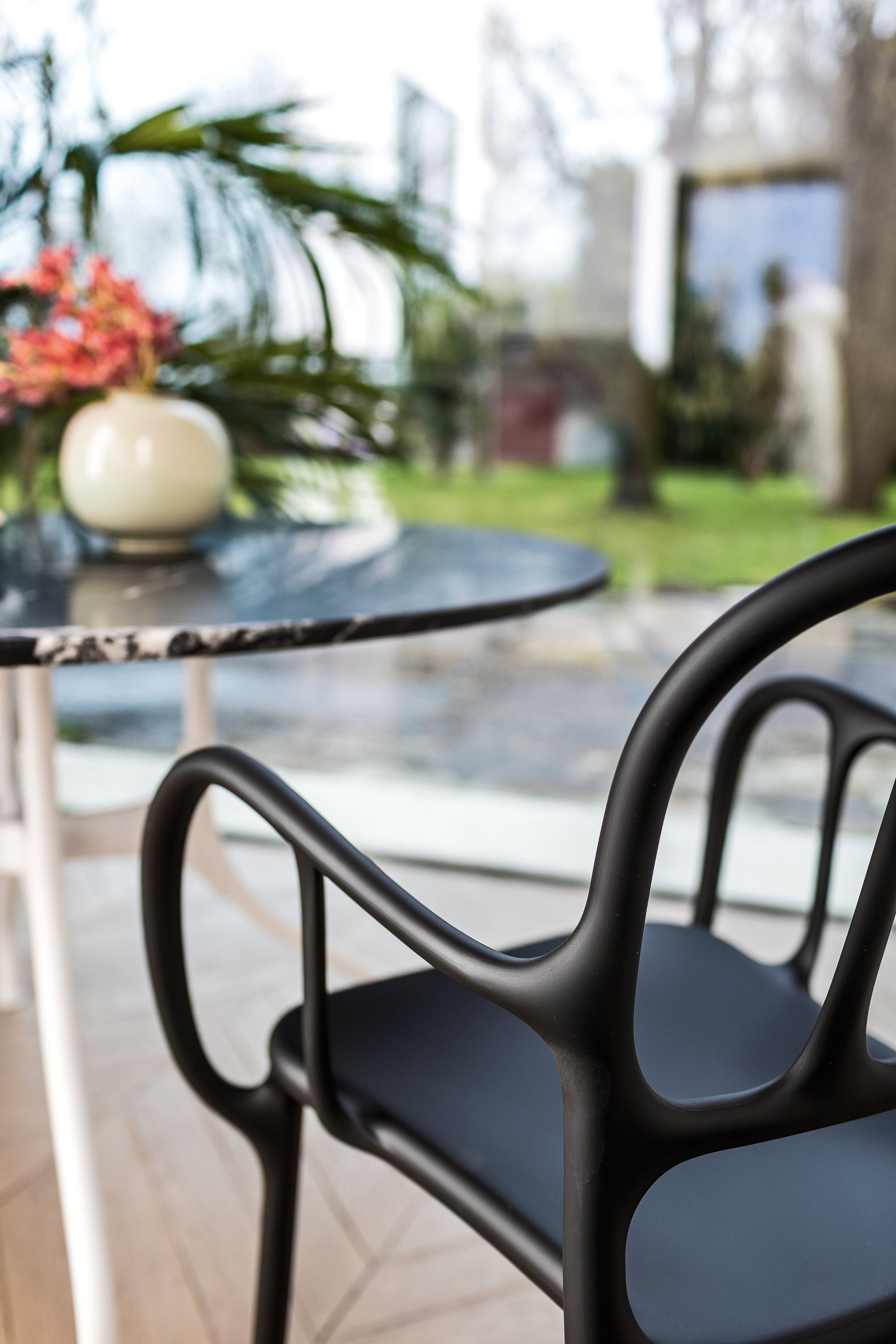 Mila chair black - lifestyle