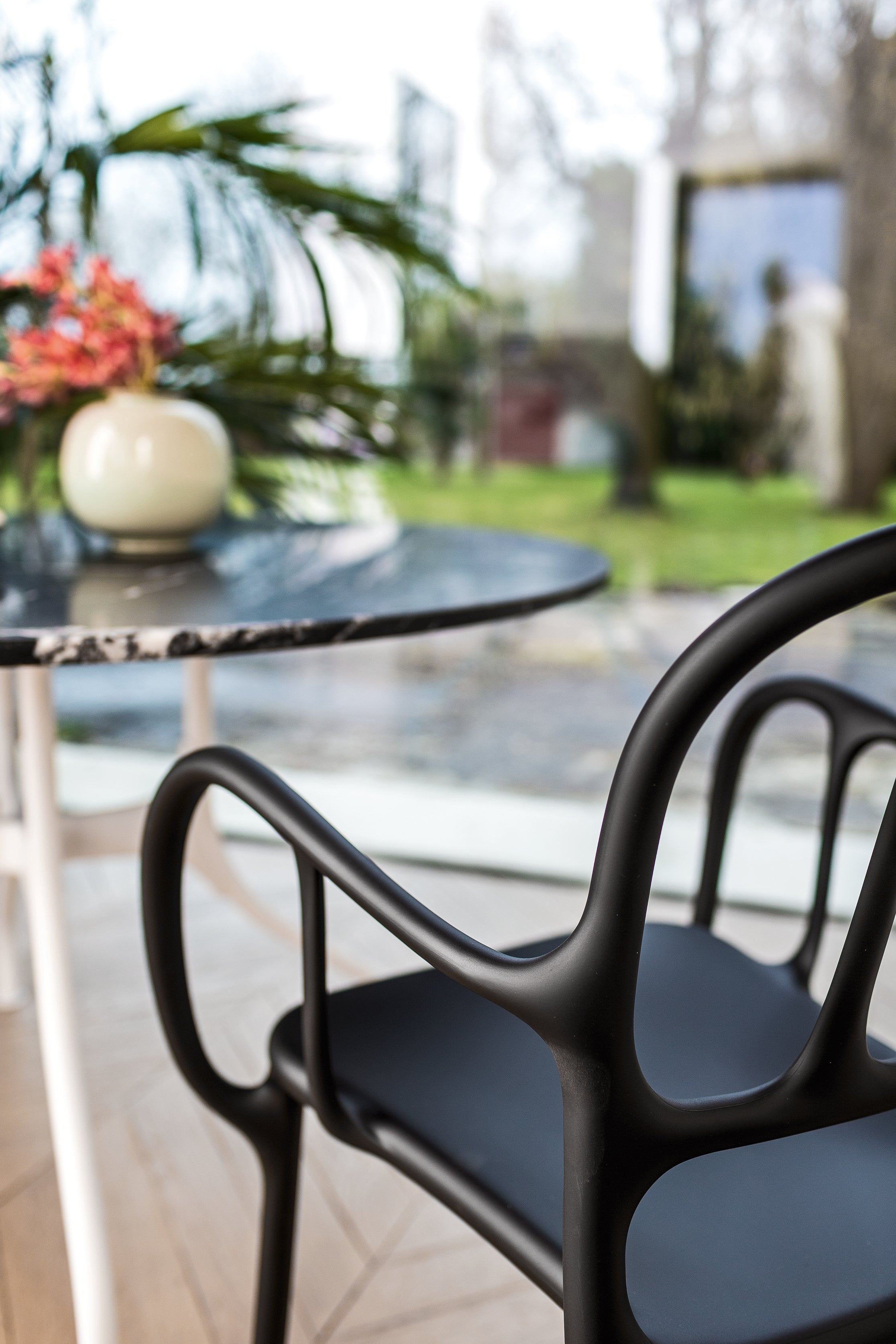 Mila chair black - lifestyle
