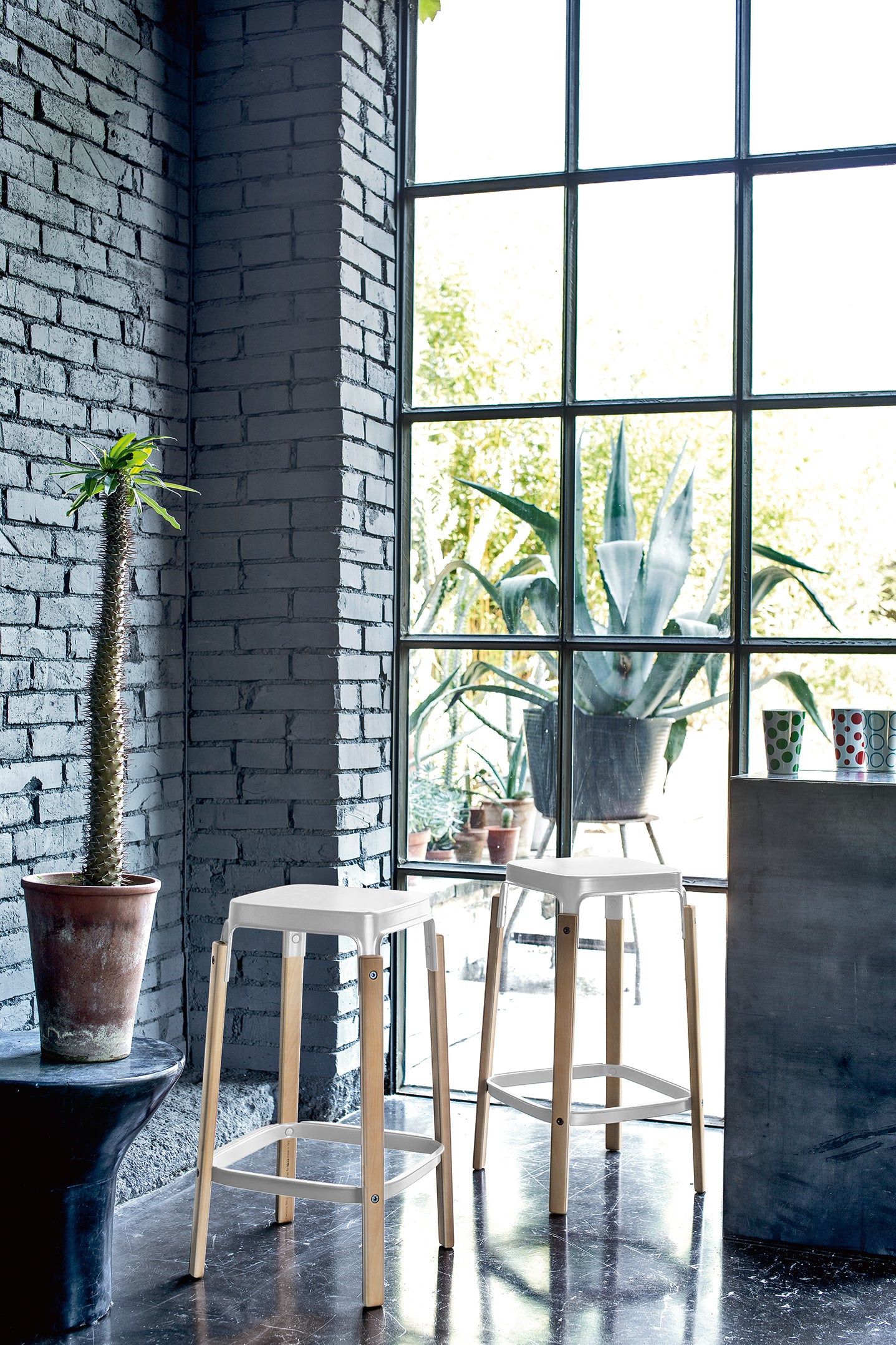 Steelwood stool white - lifestyle